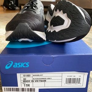 ASICS Men’s Novablast Black/Carrier Grey